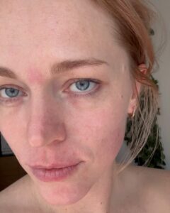 Ester Geislerová Instagram - V jednom malém kouzelném domku ve Strašnicích,(U nových vil 11), kouzlí @halova.marketa s kosmetikou @cosmedix_me a umí fantasticky masírovat, čistit, trhat (obočí), barvit, ale i pobavit..a hlavně zachránit. A to třeba u akutně, když se pleť z ničeho,(antibiotika) poblázní… záchrana. A to se hodí nám všem.) Děkuji za péči! 🩵 a doporučuji! @cosmedix_me @halova.marketa #cosmedixskincare #spoluprace #🤍🕊️