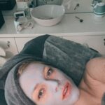 Ester Geislerová Instagram - Jemná změna z albínky na trochu viditelnější prvky v obličeji….) To byl předvánoční #selfcare relax a mini barvení v @cosmedix_me u Markéty @halova.marketa 🩵🩵🩵 Děkuji za skvělou péči, na kterou se můžu spolehnout. #cosmedixcz #cosmedixme #spoluprace #🩵️🩵️️🩵 Strasnice, Hlavní Město Praha, Czech Republic