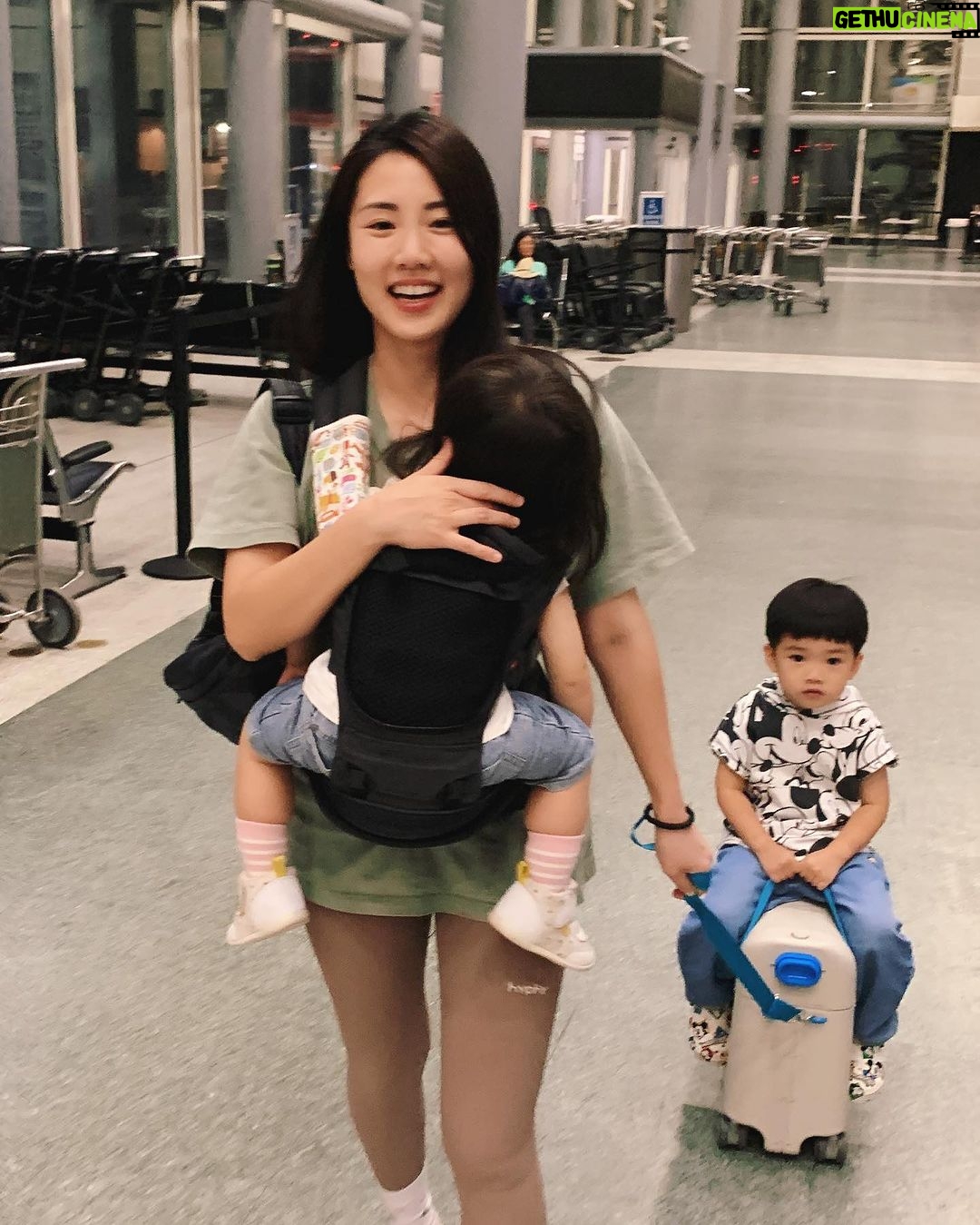 Esther Yang - 4K Likes - 有時候會有很多感觸想法
值得紀錄
更多時候是被緊湊的日常淹沒
得以喘息後
只剩還活著的慶幸
擠不出一點東西
#已長出三頭六臂
#seeyouintaipei