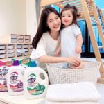 Esther Yang Instagram - 阿暖開始上學後就是各種更新病毒碼， 媽媽除了可以叮嚀他勤洗手外， 完全阻止不了他平時把衣服當抹布啊～～～～ 流鼻涕時把衣領拉起來擦， 手弄髒了隨手抹在衣服上， 更不要說吃喝東西嘴巴漏洞， 洗小男生的衣服根本就是惡夢一場！！ 一直唸唸唸媽媽也會累， 乾脆選擇能讓自己省力也增加孩子保護力的洗衣用品！ #毛寶葳香 能 #洗淨四大病毒， 衣物、寢具、毛巾、沙發、絨毛玩具都適用！ 最近流感、腸病毒、冠狀病毒蠻嚴重的， 天天清潔使用，病毒與細菌都可以一網打盡～ 全系列也都經過台灣知名大學研究中心及第三方公正單位檢驗， 99.99%洗淨4大病毒與3-5種壞菌， 無添加有害物質，使用起來絕對安心！ 在這病毒滿天飛的世代，媽媽更是看重自身與居家清潔， 葳香新推出的【洗衣三步驟】洗衣精→抗菌素→衣物抗菌水 強化洗淨病毒、達到48小時長效制菌、去味、去污， 這點非常深得媽媽的心，#洗衣加1蓋病毒壞菌掰！ #葳香洗淨病毒洗衣精 我自己喜歡防蟎極淨的澳洲天然植萃精油的味道， 但洗腦公的汗臭衣物就適合防霉淨味， 若你家裡也有不斷出汗、不斷換衣服的男子， 綠瓶的消臭抗菌就是你的最佳選擇！ #葳香洗淨病毒抗菌素 洗衣時先添加抗菌素可強化洗淨病毒與去污， 也適合使用在硬表面物品， 像是馬桶、浴缸、洗手台的清潔～ 其他布織品如地毯、抹布上的局部髒汙， 都可以用它來泡！ #葳香洗淨病毒衣物抗菌水 洗衣時在柔軟精槽添加，更可以幫衣服持續48小時抑菌與去味。 我本來想說衣服不是洗衣精洗過了嗎？ 為什麼還要加抗菌水？ 結果用了超有感～ 衣服洗後會有一種清新、舒爽的氣息， 病毒、細菌洗淨的安心感，真的感受得到！ 再來就是 #葳香清潔病毒抗菌水噴霧， 每天使用的手機、平板、包包比馬桶還多細菌， 回家都要用它噴擦過才行！ 「不恐慌、懂自保」是後疫情時代的生活態度， #毛寶葳香洗淨4大病毒 全系列產品提升媽媽戰鬥力、全家防禦力， 在毛寶兔宅配網和各大賣場都有販售唷！ 現在在各大通路買葳香系列單筆滿$199即可登錄抽機票， 而且不限登錄次數，登錄越多，中獎機率越高呀～ 活動時間：2023/5/1-7/31 獎項： 頭獎 > 抽國外雙人來回機票兌換卷，8/7抽出1名 好獎 > 毛寶葳香洗淨4大病毒系列商品組合(抗菌洗衣精2*瓶+衣物抗菌水 *2瓶+抗菌素*1瓶+抗菌水噴霧*1瓶)， 名額共30名(月月抽10名) @maobao2tw #毛寶葳香洗淨4大病毒 #洗衣加一蓋病毒壞菌掰 #99點9趴洗淨病毒與壞菌 #洗淨冠狀病毒229E #腸病毒71E #A與B型流感病毒H1N1