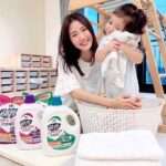 Esther Yang Instagram - 阿暖開始上學後就是各種更新病毒碼， 媽媽除了可以叮嚀他勤洗手外， 完全阻止不了他平時把衣服當抹布啊～～～～ 流鼻涕時把衣領拉起來擦， 手弄髒了隨手抹在衣服上， 更不要說吃喝東西嘴巴漏洞， 洗小男生的衣服根本就是惡夢一場！！ 一直唸唸唸媽媽也會累， 乾脆選擇能讓自己省力也增加孩子保護力的洗衣用品！ #毛寶葳香 能 #洗淨四大病毒， 衣物、寢具、毛巾、沙發、絨毛玩具都適用！ 最近流感、腸病毒、冠狀病毒蠻嚴重的， 天天清潔使用，病毒與細菌都可以一網打盡～ 全系列也都經過台灣知名大學研究中心及第三方公正單位檢驗， 99.99%洗淨4大病毒與3-5種壞菌， 無添加有害物質，使用起來絕對安心！ 在這病毒滿天飛的世代，媽媽更是看重自身與居家清潔， 葳香新推出的【洗衣三步驟】洗衣精→抗菌素→衣物抗菌水 強化洗淨病毒、達到48小時長效制菌、去味、去污， 這點非常深得媽媽的心，#洗衣加1蓋病毒壞菌掰！ #葳香洗淨病毒洗衣精 我自己喜歡防蟎極淨的澳洲天然植萃精油的味道， 但洗腦公的汗臭衣物就適合防霉淨味， 若你家裡也有不斷出汗、不斷換衣服的男子， 綠瓶的消臭抗菌就是你的最佳選擇！ #葳香洗淨病毒抗菌素 洗衣時先添加抗菌素可強化洗淨病毒與去污， 也適合使用在硬表面物品， 像是馬桶、浴缸、洗手台的清潔～ 其他布織品如地毯、抹布上的局部髒汙， 都可以用它來泡！ #葳香洗淨病毒衣物抗菌水 洗衣時在柔軟精槽添加，更可以幫衣服持續48小時抑菌與去味。 我本來想說衣服不是洗衣精洗過了嗎？ 為什麼還要加抗菌水？ 結果用了超有感～ 衣服洗後會有一種清新、舒爽的氣息， 病毒、細菌洗淨的安心感，真的感受得到！ 再來就是 #葳香清潔病毒抗菌水噴霧， 每天使用的手機、平板、包包比馬桶還多細菌， 回家都要用它噴擦過才行！ 「不恐慌、懂自保」是後疫情時代的生活態度， #毛寶葳香洗淨4大病毒 全系列產品提升媽媽戰鬥力、全家防禦力， 在毛寶兔宅配網和各大賣場都有販售唷！ 現在在各大通路買葳香系列單筆滿$199即可登錄抽機票， 而且不限登錄次數，登錄越多，中獎機率越高呀～ 活動時間：2023/5/1-7/31 獎項： 頭獎 > 抽國外雙人來回機票兌換卷，8/7抽出1名 好獎 > 毛寶葳香洗淨4大病毒系列商品組合(抗菌洗衣精2*瓶+衣物抗菌水 *2瓶+抗菌素*1瓶+抗菌水噴霧*1瓶)， 名額共30名(月月抽10名) @maobao2tw #毛寶葳香洗淨4大病毒 #洗衣加一蓋病毒壞菌掰 #99點9趴洗淨病毒與壞菌 #洗淨冠狀病毒229E #腸病毒71E #A與B型流感病毒H1N1