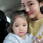 Esther Yang Instagram - 跟孩子相處經常讓我有戀愛的感覺 生出性格不同的小孩 就像每天同時跟不同的人談戀愛 有些人跟你天生相處起來就不費力 是最舒服的存在 像暖 有些人就像一陣風 抓不在手中 只能戀慕 追逐她的風采 像悅 但其實 心裡最想跟先生約會 只是美國育兒 保姆好貴 37度下的me 融化的結尾 🫠