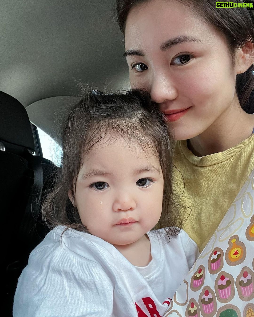 Esther Yang - 1.7K Likes - 跟孩子相處經常讓我有戀愛的感覺
生出性格不同的小孩
就像每天同時跟不同的人談戀愛
有些人跟你天生相處起來就不費力
是最舒服的存在 像暖
有些人就像一陣風 抓不在手中
只能戀慕 追逐她的風采 像悅
但其實 心裡最想跟先生約會
只是美國育兒 保姆好貴
37度下的me
融化的結尾
🫠