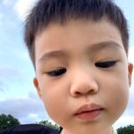 Esther Yang Instagram - 跟孩子相處經常讓我有戀愛的感覺 生出性格不同的小孩 就像每天同時跟不同的人談戀愛 有些人跟你天生相處起來就不費力 是最舒服的存在 像暖 有些人就像一陣風 抓不在手中 只能戀慕 追逐她的風采 像悅 但其實 心裡最想跟先生約會 只是美國育兒 保姆好貴 37度下的me 融化的結尾 🫠