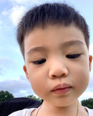 Esther Yang Instagram - 跟孩子相處經常讓我有戀愛的感覺
生出性格不同的小孩
就像每天同時跟不同的人談戀愛

有些人跟你天生相處起來就不費力 
是最舒服的存在 像暖

有些人就像一陣風 抓不在手中 
只能戀慕 追逐她的風采 像悅

但其實 心裡最想跟先生約會
只是美國育兒 保姆好貴

37度下的me
融化的結尾 
🫠