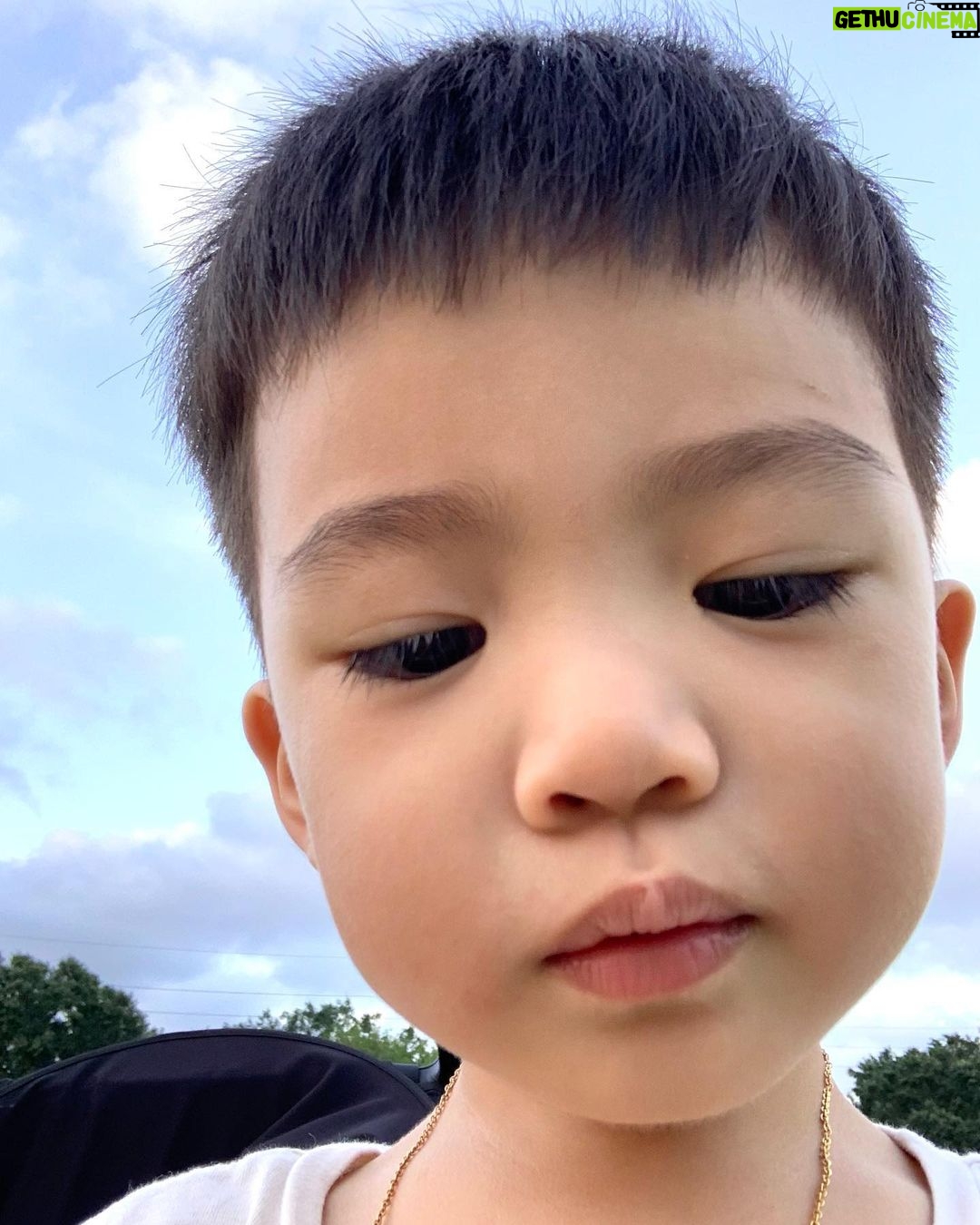Esther Yang - 1.7K Likes - 跟孩子相處經常讓我有戀愛的感覺
生出性格不同的小孩
就像每天同時跟不同的人談戀愛
有些人跟你天生相處起來就不費力
是最舒服的存在 像暖
有些人就像一陣風 抓不在手中
只能戀慕 追逐她的風采 像悅
但其實 心裡最想跟先生約會
只是美國育兒 保姆好貴
37度下的me
融化的結尾
🫠
