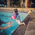 Esther Yang Instagram - 跟孩子相處經常讓我有戀愛的感覺 生出性格不同的小孩 就像每天同時跟不同的人談戀愛 有些人跟你天生相處起來就不費力 是最舒服的存在 像暖 有些人就像一陣風 抓不在手中 只能戀慕 追逐她的風采 像悅 但其實 心裡最想跟先生約會 只是美國育兒 保姆好貴 37度下的me 融化的結尾 🫠