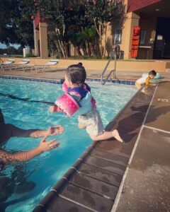 Esther Yang Instagram - 跟孩子相處經常讓我有戀愛的感覺 生出性格不同的小孩 就像每天同時跟不同的人談戀愛 有些人跟你天生相處起來就不費力 是最舒服的存在 像暖 有些人就像一陣風 抓不在手中 只能戀慕 追逐她的風采 像悅 但其實 心裡最想跟先生約會 只是美國育兒 保姆好貴 37度下的me 融化的結尾 🫠