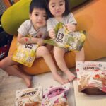 Esther Yang Instagram - 現在他們兩個人睡一間 本人已經三天沒有陪睡了 房間裡沒有放監視器 聽不到他們睡覺時的咿呀聲 我睡得超好 睡前我會最後去看他們一次 有時他們會互壓 有時全睡到地上 但都睡得很熟 清晨悅會哭個幾分鐘 很快就又自己睡回去 暖頻繁夜驚的日子也終於消停 想到我媽說我和弟弟小時候睡很好 其實應該就是當時沒有攝影機 她根本沒聽到 😂 *圖為老大的專業及老二的不懈 @namyangtw.official