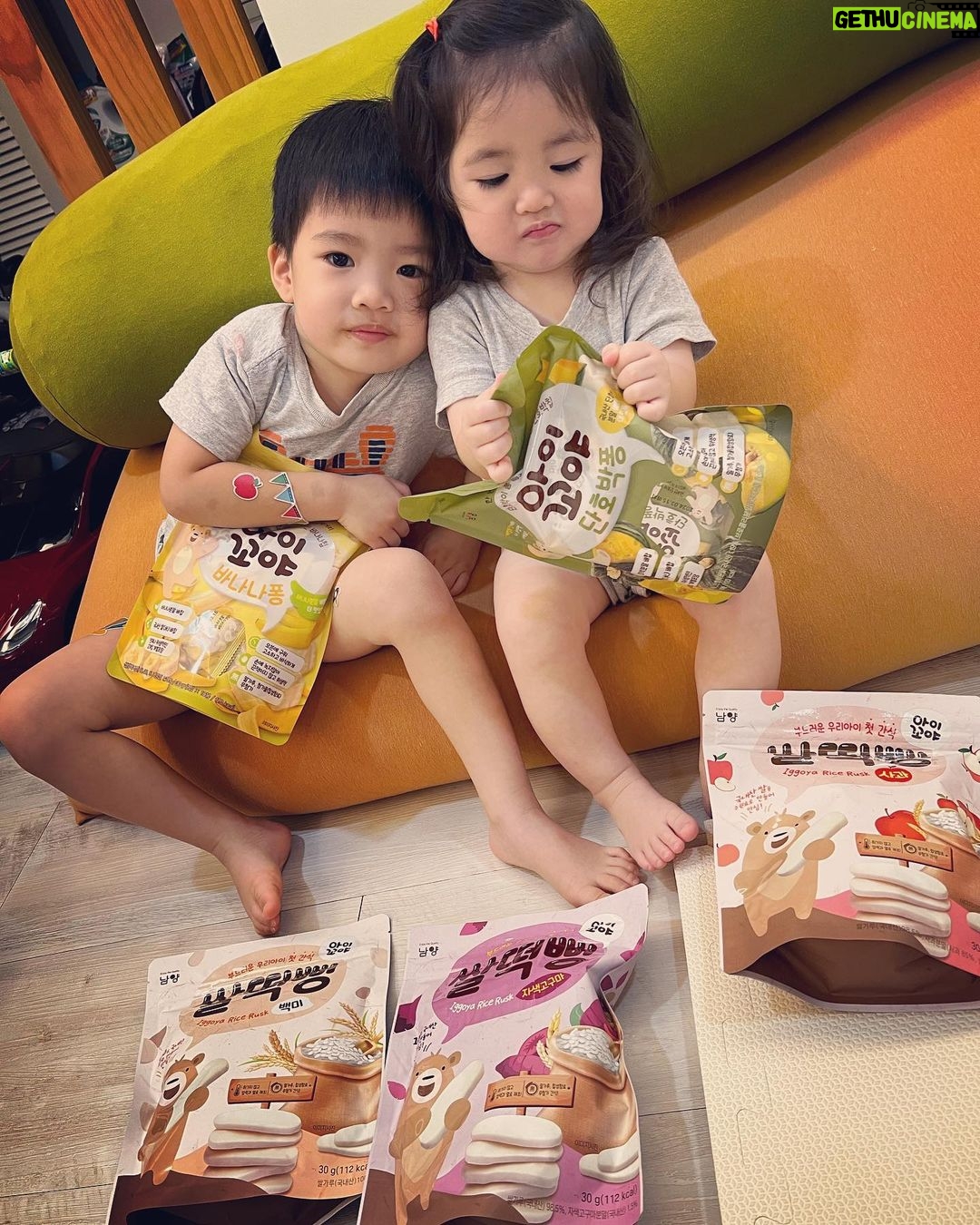 Esther Yang - 1.4K Likes - 現在他們兩個人睡一間
本人已經三天沒有陪睡了
房間裡沒有放監視器
聽不到他們睡覺時的咿呀聲
我睡得超好
睡前我會最後去看他們一次
有時他們會互壓
有時全睡到地上
但都睡得很熟
清晨悅會哭個幾分鐘
很快就又自己睡回去
暖頻繁夜驚的日子也終於消停
想到我媽說我和弟弟小時候睡很好
其實應該就是當時沒有攝影機
她根本沒聽到 😂
*圖為老大的專業及老二的不懈
@namyangtw.official