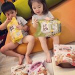 Esther Yang Instagram - 現在他們兩個人睡一間 本人已經三天沒有陪睡了 房間裡沒有放監視器 聽不到他們睡覺時的咿呀聲 我睡得超好 睡前我會最後去看他們一次 有時他們會互壓 有時全睡到地上 但都睡得很熟 清晨悅會哭個幾分鐘 很快就又自己睡回去 暖頻繁夜驚的日子也終於消停 想到我媽說我和弟弟小時候睡很好 其實應該就是當時沒有攝影機 她根本沒聽到 😂 *圖為老大的專業及老二的不懈 @namyangtw.official