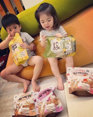 Esther Yang Instagram - 現在他們兩個人睡一間
本人已經三天沒有陪睡了
房間裡沒有放監視器
聽不到他們睡覺時的咿呀聲
我睡得超好

睡前我會最後去看他們一次
有時他們會互壓
有時全睡到地上
但都睡得很熟
清晨悅會哭個幾分鐘
很快就又自己睡回去
暖頻繁夜驚的日子也終於消停

想到我媽說我和弟弟小時候睡很好
其實應該就是當時沒有攝影機
她根本沒聽到 😂

*圖為老大的專業及老二的不懈

@namyangtw.official