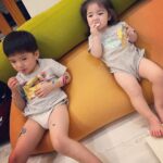 Esther Yang Instagram - 現在他們兩個人睡一間 本人已經三天沒有陪睡了 房間裡沒有放監視器 聽不到他們睡覺時的咿呀聲 我睡得超好 睡前我會最後去看他們一次 有時他們會互壓 有時全睡到地上 但都睡得很熟 清晨悅會哭個幾分鐘 很快就又自己睡回去 暖頻繁夜驚的日子也終於消停 想到我媽說我和弟弟小時候睡很好 其實應該就是當時沒有攝影機 她根本沒聽到 😂 *圖為老大的專業及老二的不懈 @namyangtw.official