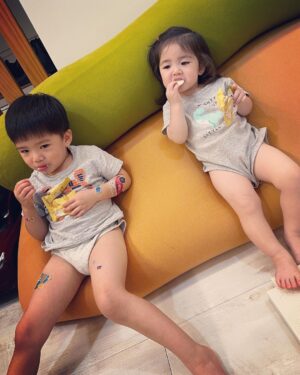 Esther Yang Instagram - 現在他們兩個人睡一間
本人已經三天沒有陪睡了
房間裡沒有放監視器
聽不到他們睡覺時的咿呀聲
我睡得超好

睡前我會最後去看他們一次
有時他們會互壓
有時全睡到地上
但都睡得很熟
清晨悅會哭個幾分鐘
很快就又自己睡回去
暖頻繁夜驚的日子也終於消停

想到我媽說我和弟弟小時候睡很好
其實應該就是當時沒有攝影機
她根本沒聽到 😂

*圖為老大的專業及老二的不懈

@namyangtw.official