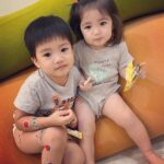 Esther Yang Instagram - 現在他們兩個人睡一間 本人已經三天沒有陪睡了 房間裡沒有放監視器 聽不到他們睡覺時的咿呀聲 我睡得超好 睡前我會最後去看他們一次 有時他們會互壓 有時全睡到地上 但都睡得很熟 清晨悅會哭個幾分鐘 很快就又自己睡回去 暖頻繁夜驚的日子也終於消停 想到我媽說我和弟弟小時候睡很好 其實應該就是當時沒有攝影機 她根本沒聽到 😂 *圖為老大的專業及老二的不懈 @namyangtw.official
