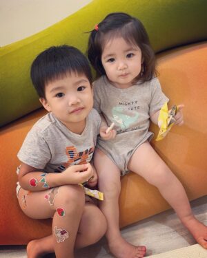 Esther Yang Instagram - 現在他們兩個人睡一間
本人已經三天沒有陪睡了
房間裡沒有放監視器
聽不到他們睡覺時的咿呀聲
我睡得超好

睡前我會最後去看他們一次
有時他們會互壓
有時全睡到地上
但都睡得很熟
清晨悅會哭個幾分鐘
很快就又自己睡回去
暖頻繁夜驚的日子也終於消停

想到我媽說我和弟弟小時候睡很好
其實應該就是當時沒有攝影機
她根本沒聽到 😂

*圖為老大的專業及老二的不懈

@namyangtw.official