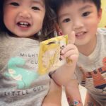 Esther Yang Instagram - 現在他們兩個人睡一間 本人已經三天沒有陪睡了 房間裡沒有放監視器 聽不到他們睡覺時的咿呀聲 我睡得超好 睡前我會最後去看他們一次 有時他們會互壓 有時全睡到地上 但都睡得很熟 清晨悅會哭個幾分鐘 很快就又自己睡回去 暖頻繁夜驚的日子也終於消停 想到我媽說我和弟弟小時候睡很好 其實應該就是當時沒有攝影機 她根本沒聽到 😂 *圖為老大的專業及老二的不懈 @namyangtw.official