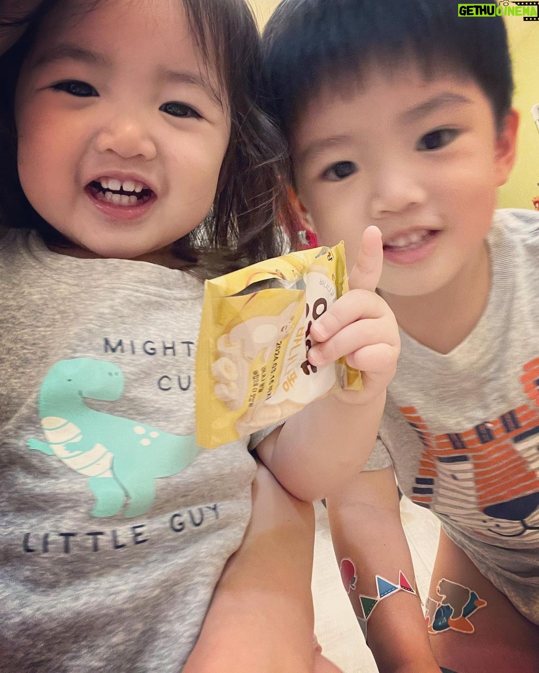 Esther Yang - 1.4K Likes - 現在他們兩個人睡一間
本人已經三天沒有陪睡了
房間裡沒有放監視器
聽不到他們睡覺時的咿呀聲
我睡得超好
睡前我會最後去看他們一次
有時他們會互壓
有時全睡到地上
但都睡得很熟
清晨悅會哭個幾分鐘
很快就又自己睡回去
暖頻繁夜驚的日子也終於消停
想到我媽說我和弟弟小時候睡很好
其實應該就是當時沒有攝影機
她根本沒聽到 😂
*圖為老大的專業及老二的不懈
@namyangtw.official
