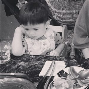 Esther Yang Instagram - 一個人不喜歡卻還配合
是種高情商的展現
在高舉個人主義的世代
要養出貼心卻不委屈
不過份左派的孩子
是個挑戰

前一秒看得眉頭深鎖
下一秒擠出暴牙笑容
真是辛苦你了 兒子

小悅對媽媽的疾言厲色
不是嘻皮笑臉就是嗤之以鼻
不回應也是一種回應
就是在表達「老娘高興」

不是所有人的痛感都一樣
有些人摔了還是不會怕
因材施教看起來像偏心嗎？
要是長大後開始了解自己
應該就知道父母真是逼不得已

#練就帶孩子去餐廳的厚臉皮
#hbdtome