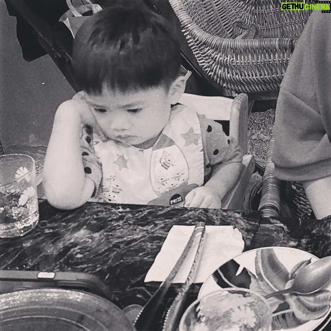 Esther Yang - 2.2K Likes - 一個人不喜歡卻還配合
是種高情商的展現
在高舉個人主義的世代
要養出貼心卻不委屈
不過份左派的孩子
是個挑戰
前一秒看得眉頭深鎖
下一秒擠出暴牙笑容
真是辛苦你了 兒子
小悅對媽媽的疾言厲色
不是嘻皮笑臉就是嗤之以鼻
不回應也是一種回應
就是在表達「老娘高興」
不是所有人的痛感都一樣
有些人摔了還是不會怕
因材施教看起來像偏心嗎?
要是長大後開始了解自己
應該就知道父母真是逼不得已
#練就帶孩子去餐廳的厚臉皮
#hbdtome