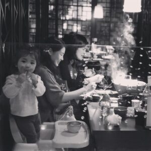 Esther Yang Instagram - 一個人不喜歡卻還配合
是種高情商的展現
在高舉個人主義的世代
要養出貼心卻不委屈
不過份左派的孩子
是個挑戰

前一秒看得眉頭深鎖
下一秒擠出暴牙笑容
真是辛苦你了 兒子

小悅對媽媽的疾言厲色
不是嘻皮笑臉就是嗤之以鼻
不回應也是一種回應
就是在表達「老娘高興」

不是所有人的痛感都一樣
有些人摔了還是不會怕
因材施教看起來像偏心嗎？
要是長大後開始了解自己
應該就知道父母真是逼不得已

#練就帶孩子去餐廳的厚臉皮
#hbdtome