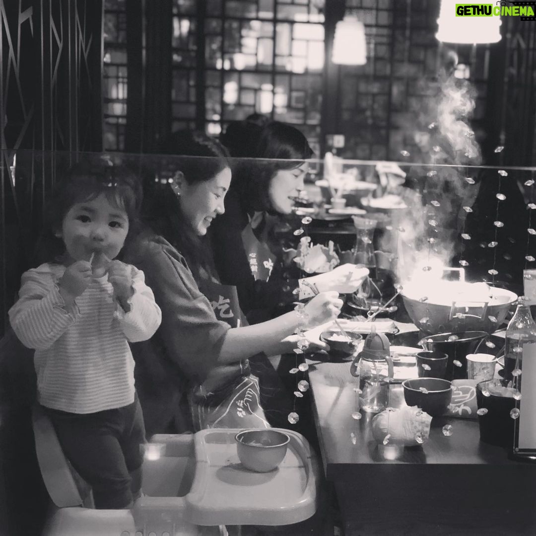 Esther Yang - 2.2K Likes - 一個人不喜歡卻還配合
是種高情商的展現
在高舉個人主義的世代
要養出貼心卻不委屈
不過份左派的孩子
是個挑戰
前一秒看得眉頭深鎖
下一秒擠出暴牙笑容
真是辛苦你了 兒子
小悅對媽媽的疾言厲色
不是嘻皮笑臉就是嗤之以鼻
不回應也是一種回應
就是在表達「老娘高興」
不是所有人的痛感都一樣
有些人摔了還是不會怕
因材施教看起來像偏心嗎?
要是長大後開始了解自己
應該就知道父母真是逼不得已
#練就帶孩子去餐廳的厚臉皮
#hbdtome