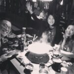 Esther Yang Instagram - 一個人不喜歡卻還配合 是種高情商的展現 在高舉個人主義的世代 要養出貼心卻不委屈 不過份左派的孩子 是個挑戰 前一秒看得眉頭深鎖 下一秒擠出暴牙笑容 真是辛苦你了 兒子 小悅對媽媽的疾言厲色 不是嘻皮笑臉就是嗤之以鼻 不回應也是一種回應 就是在表達「老娘高興」 不是所有人的痛感都一樣 有些人摔了還是不會怕 因材施教看起來像偏心嗎？ 要是長大後開始了解自己 應該就知道父母真是逼不得已 #練就帶孩子去餐廳的厚臉皮 #hbdtome