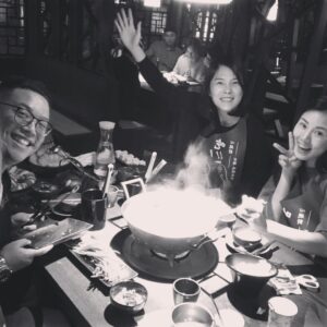 Esther Yang Instagram - 一個人不喜歡卻還配合
是種高情商的展現
在高舉個人主義的世代
要養出貼心卻不委屈
不過份左派的孩子
是個挑戰

前一秒看得眉頭深鎖
下一秒擠出暴牙笑容
真是辛苦你了 兒子

小悅對媽媽的疾言厲色
不是嘻皮笑臉就是嗤之以鼻
不回應也是一種回應
就是在表達「老娘高興」

不是所有人的痛感都一樣
有些人摔了還是不會怕
因材施教看起來像偏心嗎？
要是長大後開始了解自己
應該就知道父母真是逼不得已

#練就帶孩子去餐廳的厚臉皮
#hbdtome
