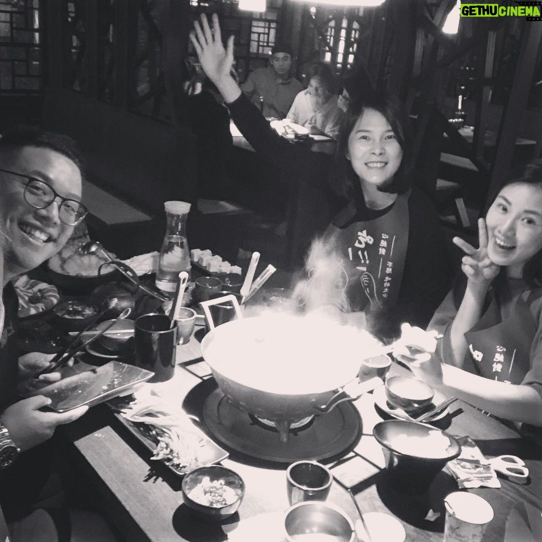 Esther Yang - 2.2K Likes - 一個人不喜歡卻還配合
是種高情商的展現
在高舉個人主義的世代
要養出貼心卻不委屈
不過份左派的孩子
是個挑戰
前一秒看得眉頭深鎖
下一秒擠出暴牙笑容
真是辛苦你了 兒子
小悅對媽媽的疾言厲色
不是嘻皮笑臉就是嗤之以鼻
不回應也是一種回應
就是在表達「老娘高興」
不是所有人的痛感都一樣
有些人摔了還是不會怕
因材施教看起來像偏心嗎?
要是長大後開始了解自己
應該就知道父母真是逼不得已
#練就帶孩子去餐廳的厚臉皮
#hbdtome