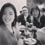 Esther Yang Instagram - 一個人不喜歡卻還配合 是種高情商的展現 在高舉個人主義的世代 要養出貼心卻不委屈 不過份左派的孩子 是個挑戰 前一秒看得眉頭深鎖 下一秒擠出暴牙笑容 真是辛苦你了 兒子 小悅對媽媽的疾言厲色 不是嘻皮笑臉就是嗤之以鼻 不回應也是一種回應 就是在表達「老娘高興」 不是所有人的痛感都一樣 有些人摔了還是不會怕 因材施教看起來像偏心嗎？ 要是長大後開始了解自己 應該就知道父母真是逼不得已 #練就帶孩子去餐廳的厚臉皮 #hbdtome