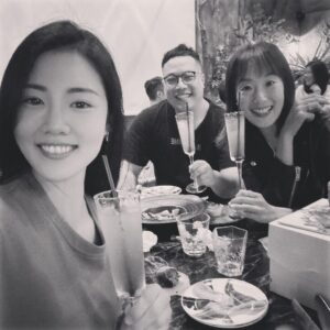 Esther Yang Instagram - 一個人不喜歡卻還配合
是種高情商的展現
在高舉個人主義的世代
要養出貼心卻不委屈
不過份左派的孩子
是個挑戰

前一秒看得眉頭深鎖
下一秒擠出暴牙笑容
真是辛苦你了 兒子

小悅對媽媽的疾言厲色
不是嘻皮笑臉就是嗤之以鼻
不回應也是一種回應
就是在表達「老娘高興」

不是所有人的痛感都一樣
有些人摔了還是不會怕
因材施教看起來像偏心嗎？
要是長大後開始了解自己
應該就知道父母真是逼不得已

#練就帶孩子去餐廳的厚臉皮
#hbdtome