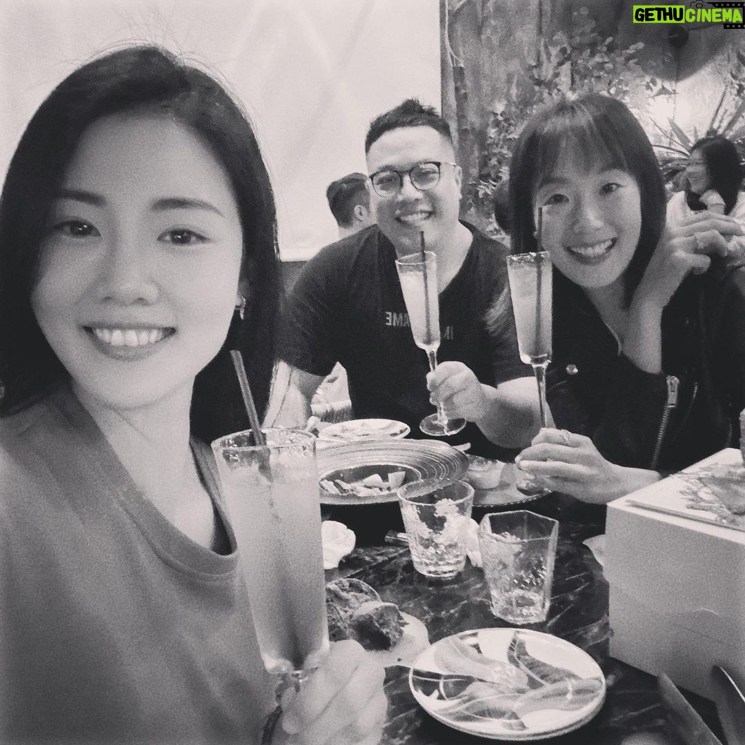 Esther Yang - 2.2K Likes - 一個人不喜歡卻還配合
是種高情商的展現
在高舉個人主義的世代
要養出貼心卻不委屈
不過份左派的孩子
是個挑戰
前一秒看得眉頭深鎖
下一秒擠出暴牙笑容
真是辛苦你了 兒子
小悅對媽媽的疾言厲色
不是嘻皮笑臉就是嗤之以鼻
不回應也是一種回應
就是在表達「老娘高興」
不是所有人的痛感都一樣
有些人摔了還是不會怕
因材施教看起來像偏心嗎?
要是長大後開始了解自己
應該就知道父母真是逼不得已
#練就帶孩子去餐廳的厚臉皮
#hbdtome