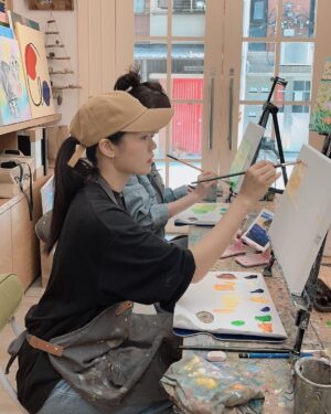 Esther Yang Instagram - 畫畫實在是太太太考驗本人耐心了
一度衝出去買零食散心
療癒力0 焦躁感87 哈哈哈哈哈
還好有美膩老師手把手帶著我
畫出夢想中的薰衣草田
謝謝阿恬的相揪
讓暴走媽氣質一個下午😂

#阿存印象派
#hbdtome