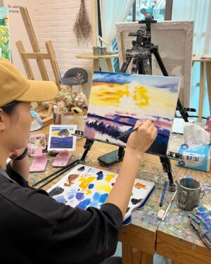Esther Yang Instagram - 畫畫實在是太太太考驗本人耐心了
一度衝出去買零食散心
療癒力0 焦躁感87 哈哈哈哈哈
還好有美膩老師手把手帶著我
畫出夢想中的薰衣草田
謝謝阿恬的相揪
讓暴走媽氣質一個下午😂

#阿存印象派
#hbdtome