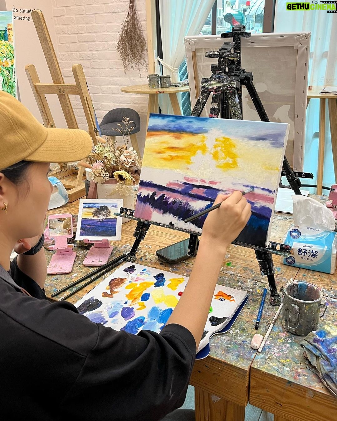 Esther Yang - 1.4K Likes - 畫畫實在是太太太考驗本人耐心了
一度衝出去買零食散心
療癒力0 焦躁感87 哈哈哈哈哈
還好有美膩老師手把手帶著我
畫出夢想中的薰衣草田
謝謝阿恬的相揪
讓暴走媽氣質一個下午😂
#阿存印象派
#hbdtome