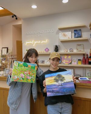 Esther Yang Instagram - 畫畫實在是太太太考驗本人耐心了
一度衝出去買零食散心
療癒力0 焦躁感87 哈哈哈哈哈
還好有美膩老師手把手帶著我
畫出夢想中的薰衣草田
謝謝阿恬的相揪
讓暴走媽氣質一個下午😂

#阿存印象派
#hbdtome