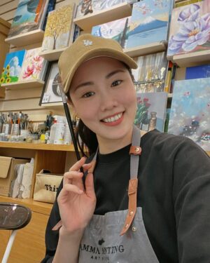 Esther Yang Instagram - 畫畫實在是太太太考驗本人耐心了
一度衝出去買零食散心
療癒力0 焦躁感87 哈哈哈哈哈
還好有美膩老師手把手帶著我
畫出夢想中的薰衣草田
謝謝阿恬的相揪
讓暴走媽氣質一個下午😂

#阿存印象派
#hbdtome