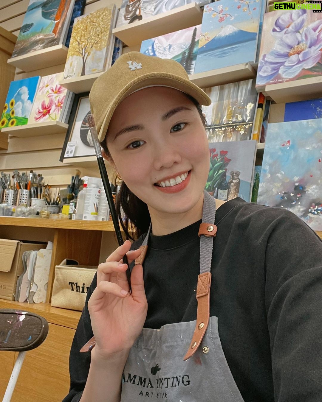 Esther Yang - 1.4K Likes - 畫畫實在是太太太考驗本人耐心了
一度衝出去買零食散心
療癒力0 焦躁感87 哈哈哈哈哈
還好有美膩老師手把手帶著我
畫出夢想中的薰衣草田
謝謝阿恬的相揪
讓暴走媽氣質一個下午😂
#阿存印象派
#hbdtome