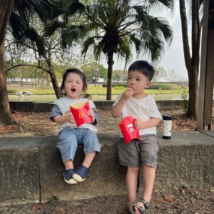 Esther Yang Instagram - 因為妹妹一早就上床了
所以暖哥今晚享有了單獨的陪睡時光

一開始讓我編了一個故事
接著又說他要講故事給我聽
先是講了但以理和獅子坑
然後是諾亞方舟
還有大衛對抗歌利亞
每個故事都有很多細節
比我剛剛想睡覺胡亂編的生動很多

講了三個聖經故事還不夠
跟著還自己編了兩個故事
一個是關於一隻鱷魚不想吃肉
於是跟牛一起吃草
吃到肚子大到要拱著背才能走路
以及一隻小兔子....
Ok 此時我已經被他成功哄睡了..

現在我完全想不起來他最後一個故事
我只記得真的很有趣
真希望他明天早上起來可以再說一次給我聽

#出房已是一小時後
#哄睡達人阿暖
#3y7m