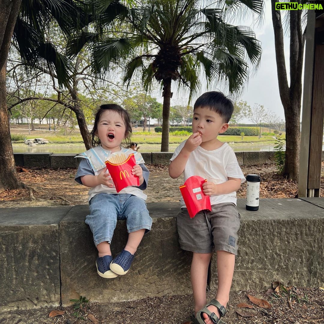 Esther Yang - 1.8K Likes - 因為妹妹一早就上床了
所以暖哥今晚享有了單獨的陪睡時光
一開始讓我編了一個故事
接著又說他要講故事給我聽
先是講了但以理和獅子坑
然後是諾亞方舟
還有大衛對抗歌利亞
每個故事都有很多細節
比我剛剛想睡覺胡亂編的生動很多
講了三個聖經故事還不夠
跟著還自己編了兩個故事
一個是關於一隻鱷魚不想吃肉
於是跟牛一起吃草
吃到肚子大到要拱著背才能走路
以及一隻小兔子....
Ok 此時我已經被他成功哄睡了..
現在我完全想不起來他最後一個故事
我只記得真的很有趣
真希望他明天早上起來可以再說一次給我聽
#出房已是一小時後
#哄睡達人阿暖
#3y7m