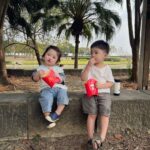 Esther Yang Instagram - 因為妹妹一早就上床了 所以暖哥今晚享有了單獨的陪睡時光 一開始讓我編了一個故事 接著又說他要講故事給我聽 先是講了但以理和獅子坑 然後是諾亞方舟 還有大衛對抗歌利亞 每個故事都有很多細節 比我剛剛想睡覺胡亂編的生動很多 講了三個聖經故事還不夠 跟著還自己編了兩個故事 一個是關於一隻鱷魚不想吃肉 於是跟牛一起吃草 吃到肚子大到要拱著背才能走路 以及一隻小兔子.... Ok 此時我已經被他成功哄睡了.. 現在我完全想不起來他最後一個故事 我只記得真的很有趣 真希望他明天早上起來可以再說一次給我聽 #出房已是一小時後 #哄睡達人阿暖 #3y7m