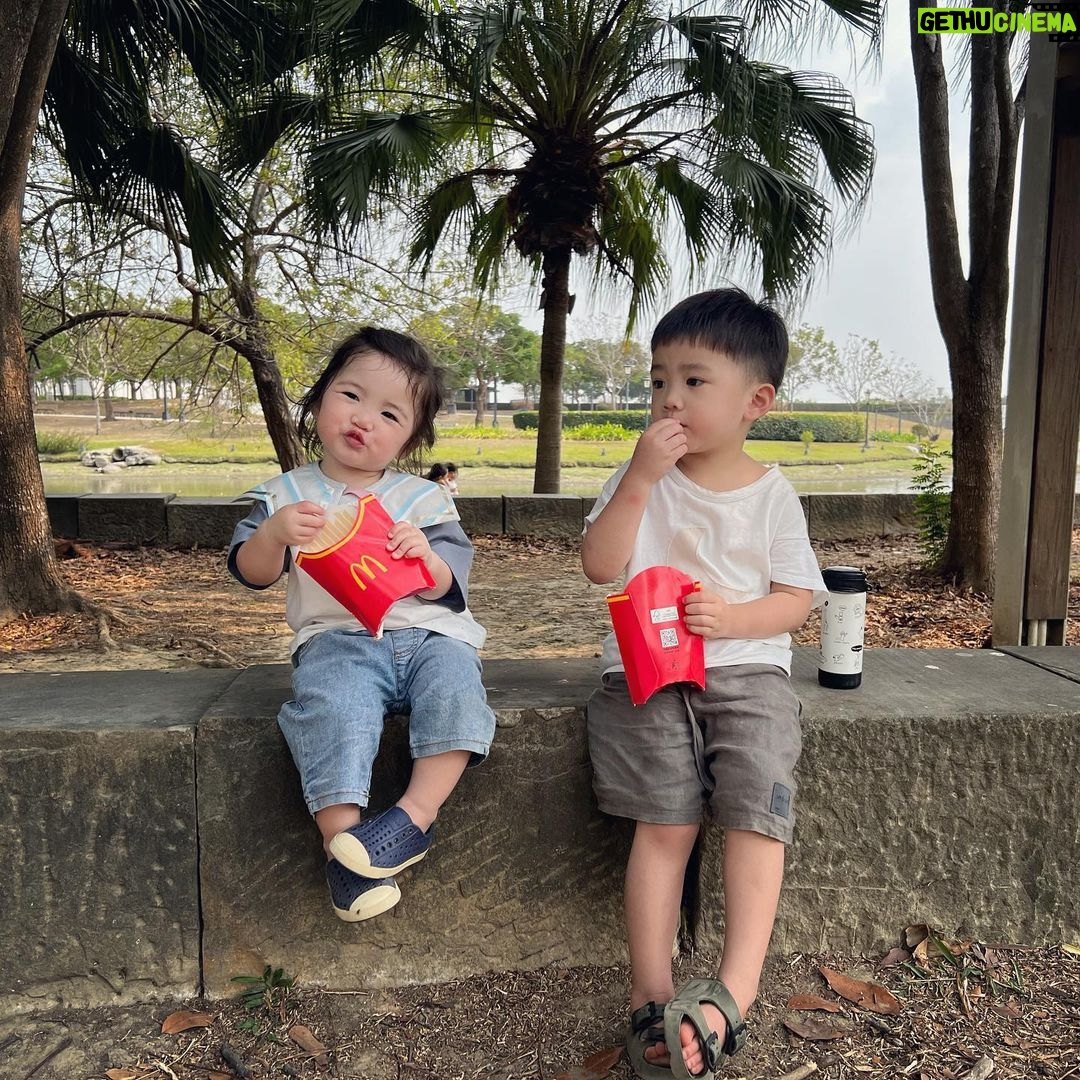 Esther Yang - 1.8K Likes - 因為妹妹一早就上床了
所以暖哥今晚享有了單獨的陪睡時光
一開始讓我編了一個故事
接著又說他要講故事給我聽
先是講了但以理和獅子坑
然後是諾亞方舟
還有大衛對抗歌利亞
每個故事都有很多細節
比我剛剛想睡覺胡亂編的生動很多
講了三個聖經故事還不夠
跟著還自己編了兩個故事
一個是關於一隻鱷魚不想吃肉
於是跟牛一起吃草
吃到肚子大到要拱著背才能走路
以及一隻小兔子....
Ok 此時我已經被他成功哄睡了..
現在我完全想不起來他最後一個故事
我只記得真的很有趣
真希望他明天早上起來可以再說一次給我聽
#出房已是一小時後
#哄睡達人阿暖
#3y7m