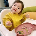 Esther Yang Instagram - 對我來說 小悅就是個變異種 從看她下樓梯、爬攀爬架的方式就知道 她就是要自己去試、去闖、去跌 每次的路徑和方法都不一樣 不管我怎麼勸說 她不害怕受傷 彷彿跌倒對她來講只是代表也許下次不會跌倒 好像一切沒有絕對的答案 帶她經常讓我心臟漏拍 到如今 還是偶爾會把手或東西放嘴巴 越罵越笑 捂嘴兼彎腰 坐不住娃娃車和餐椅 一定要下來跑跳 不好帶嗎？ 其實也是另一種好帶 愛吃不挑食 倒頭就睡不用哄 不給人抱就搖頭 是個不用怕被人欺負的小女子 每天都在被哥哥吼不要 不行 不准 心情不好就扁嘴委屈 心情好就反過來笑哥哥 只要有出門的機會就不會放過 她知道我們都愛她 恩 很愛她啊～～～ 雖然媽媽拿她一點辦法也沒有 🤦🏻‍♀️ 我禱告妳一輩子有人和神的恩寵 堅定討祂喜悅 正中靶心🎯