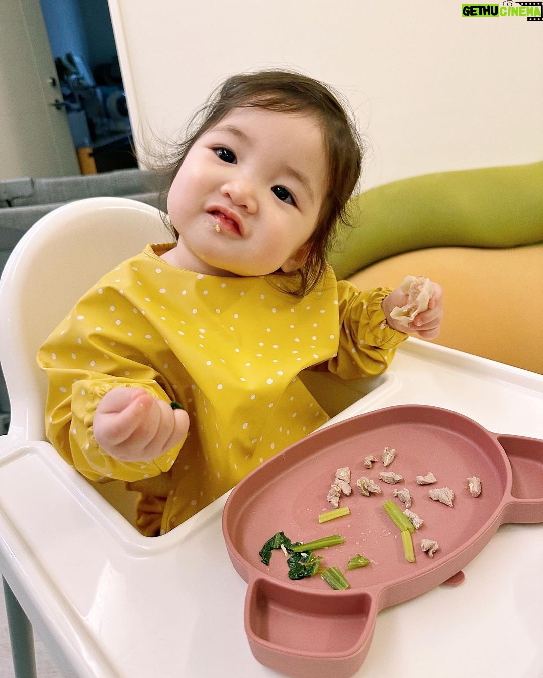 Esther Yang - 1.6K Likes - 對我來說 小悅就是個變異種
從看她下樓梯、爬攀爬架的方式就知道
她就是要自己去試、去闖、去跌
每次的路徑和方法都不一樣
不管我怎麼勸說 她不害怕受傷
彷彿跌倒對她來講只是代表也許下次不會跌倒
好像一切沒有絕對的答案
帶她經常讓我心臟漏拍
到如今 還是偶爾會把手或東西放嘴巴
越罵越笑 捂嘴兼彎腰
坐不住娃娃車和餐椅 一定要下來跑跳
不好帶嗎?
其實也是另一種好帶
愛吃不挑食
倒頭就睡不用哄
不給人抱就搖頭
是個不用怕被人欺負的小女子
每天都在被哥哥吼不要 不行 不准
心情不好就扁嘴委屈
心情好就反過來笑哥哥
只要有出門的機會就不會放過
她知道我們都愛她
恩 很愛她啊~~~
雖然媽媽拿她一點辦法也沒有 🤦🏻♀️
我禱告妳一輩子有人和神的恩寵
堅定討祂喜悅
正中靶心🎯
