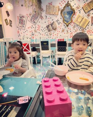 Esther Yang Instagram - 被老公氣到離家出走也不是第一遭
通常就是找間飯店，爽呆他個一晚
從一開始會不斷查看監視攝影機
到現在app都不開，直接睡到要check out
也算是個大躍進！

爸爸雖然不會陪玩
但都會帶出去餵薯條
一天兩天，沒病沒痛就好～

我樂得一個人的時光
超級有效率的在手機上完成一堆瑣事
還有靈修、閱讀、觀影
宵夜吃了鹹酥雞
一天好不愜意

推薦所有想把家裡那位資源回收掉的媽媽們這本…
#老公使用說明書
看完豁然開朗
婚姻又可以繼續走向永恆了呀！

#goodthingstaketime 
#整套睡衣順道經過net買的