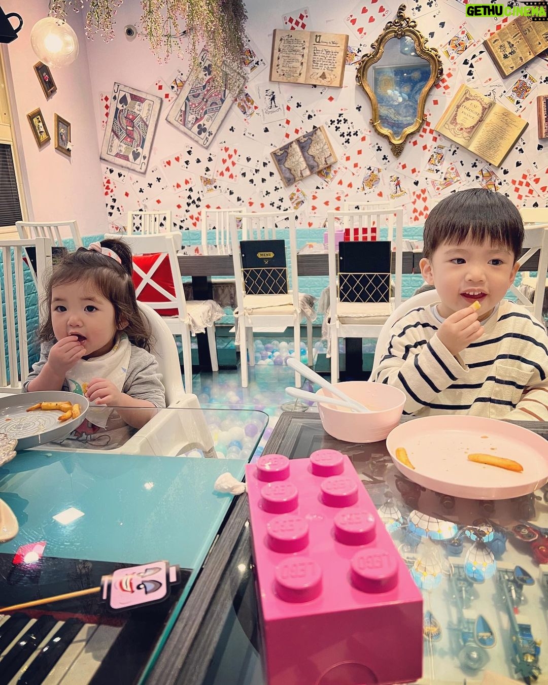 Esther Yang - 2.2K Likes - 被老公氣到離家出走也不是第一遭
通常就是找間飯店,爽呆他個一晚
從一開始會不斷查看監視攝影機
到現在app都不開,直接睡到要check out
也算是個大躍進!
爸爸雖然不會陪玩
但都會帶出去餵薯條
一天兩天,沒病沒痛就好~
我樂得一個人的時光
超級有效率的在手機上完成一堆瑣事
還有靈修、閱讀、觀影
宵夜吃了鹹酥雞
一天好不愜意
推薦所有想把家裡那位資源回收掉的媽媽們這本…
#老公使用說明書
看完豁然開朗
婚姻又可以繼續走向永恆了呀!
#goodthingstaketime
#整套睡衣順道經過net買的