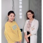 Esther Yang Instagram - 在有孩子之前， 我從沒想過需要動用醫療級儀器幫忙減脂緊實這回事， 只是生完已經一年多，肚子還是超大一顆， 二胎後肚皮超鬆，跟上面那層脂肪…. 即便縮小腹縮到快斷氣， 沒穿束腹，別人還是會不小心以為我又懷孕了， 忍住少吃，加上一週運動兩次， 擁有平坦的小腹，仍是媽媽遙不可及的夢想啊～～～～   所以我考慮了很久，還是去做了！   日前大家有看到我限動分享去 @louvre8890 做〈Emsculpt Neo熱磁減脂療程〉， 全都心癢癢的私訊問我，「到底效果如何？」 我很誠實地說，「本人非常滿意～」 跟一般居家用的EMS很不一樣， 它擁有歐盟CE、美國FDA 、台灣TFDA三大認證， 在全球已經超過1百萬人次使用， 是最新一代的雙科技熱磁結合技術， 用熱能破壞皮下脂肪細胞， 加上高強度的聚焦磁能， 去讓身體達到增肌、減脂加緊實的效果！   第一次做的時候， 就能明顯感受到肌肉深層的作用， 療程中腹肌整個不斷被拔起來， 因為還有熱能加持，做完肚子全！是！汗！ 哈哈哈哈不愧是連續2年榮獲全球醫美大賞的最佳體雕儀器， 媽媽完全驚呆了～ 😲   看著自己腰圍一次比一次小， 肚皮也變得緊實，真的很有成就感！ 另外有趣的是，教練竟然誇我運動時核心變穩定了， 像我這種體能低下、肌肉含量少的小弱腳， 運動經常還沒操到長到肌肉的部分就已經無力了， 可這個療程每次不過區區30分鐘， 就相當於幫我做了20,000次的仰臥起坐， 這強度絕對非我自己一般自主鍛鍊做得到的啊～～   後來每次去， 都請護理長幫我把level儘速催到90+， 實在一分一秒都不想浪費它的功效！🤣   @musoonclinic 的合作夥伴 @louvre8890 ， 除了有經過肥胖醫學會的減重門診醫生提供療程建議， 更有專業營養師給予飲食上的指引， 幫助產後婦女們讓身體由內而外的健康自信起來！💪🏻 #NEO熱磁減脂 ，可以說是今年我送給自己最好的禮物～   那天意外看到有人分享， 原來佛朗明哥紅鶴在餵養小紅鶴時， 自己粉紅色的毛會慢慢退色， 一旦那段日子結束， 毛的顏色又會再度長回來。 我是真心相信， Ladies, we’ll get our pink back! 🦩   #熱磁減脂 #emsculptneo #羅浮婦女診所 #原廠認證診所 #木生婦幼診所