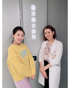 Esther Yang Instagram - 在有孩子之前， 我從沒想過需要動用醫療級儀器幫忙減脂緊實這回事， 只是生完已經一年多，肚子還是超大一顆， 二胎後肚皮超鬆，跟上面那層脂肪…. 即便縮小腹縮到快斷氣， 沒穿束腹，別人還是會不小心以為我又懷孕了， 忍住少吃，加上一週運動兩次， 擁有平坦的小腹，仍是媽媽遙不可及的夢想啊～～～～   所以我考慮了很久，還是去做了！   日前大家有看到我限動分享去 @louvre8890 做〈Emsculpt Neo熱磁減脂療程〉， 全都心癢癢的私訊問我，「到底效果如何？」 我很誠實地說，「本人非常滿意～」 跟一般居家用的EMS很不一樣， 它擁有歐盟CE、美國FDA 、台灣TFDA三大認證， 在全球已經超過1百萬人次使用， 是最新一代的雙科技熱磁結合技術， 用熱能破壞皮下脂肪細胞， 加上高強度的聚焦磁能， 去讓身體達到增肌、減脂加緊實的效果！   第一次做的時候， 就能明顯感受到肌肉深層的作用， 療程中腹肌整個不斷被拔起來， 因為還有熱能加持，做完肚子全！是！汗！ 哈哈哈哈不愧是連續2年榮獲全球醫美大賞的最佳體雕儀器， 媽媽完全驚呆了～ 😲   看著自己腰圍一次比一次小， 肚皮也變得緊實，真的很有成就感！ 另外有趣的是，教練竟然誇我運動時核心變穩定了， 像我這種體能低下、肌肉含量少的小弱腳， 運動經常還沒操到長到肌肉的部分就已經無力了， 可這個療程每次不過區區30分鐘， 就相當於幫我做了20,000次的仰臥起坐， 這強度絕對非我自己一般自主鍛鍊做得到的啊～～   後來每次去， 都請護理長幫我把level儘速催到90+， 實在一分一秒都不想浪費它的功效！🤣   @musoonclinic 的合作夥伴 @louvre8890 ， 除了有經過肥胖醫學會的減重門診醫生提供療程建議， 更有專業營養師給予飲食上的指引， 幫助產後婦女們讓身體由內而外的健康自信起來！💪🏻 #NEO熱磁減脂 ，可以說是今年我送給自己最好的禮物～   那天意外看到有人分享， 原來佛朗明哥紅鶴在餵養小紅鶴時， 自己粉紅色的毛會慢慢退色， 一旦那段日子結束， 毛的顏色又會再度長回來。 我是真心相信， Ladies, we’ll get our pink back! 🦩   #熱磁減脂 #emsculptneo #羅浮婦女診所 #原廠認證診所 #木生婦幼診所