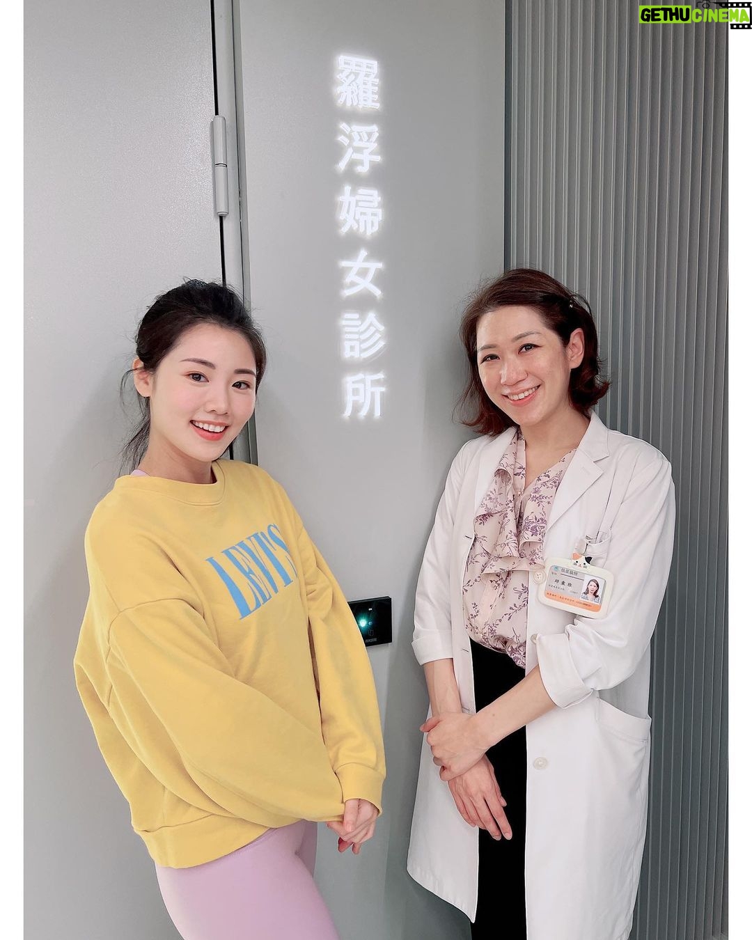 Esther Yang - 3.5K Likes - 在有孩子之前,
我從沒想過需要動用醫療級儀器幫忙減脂緊實這回事,
只是生完已經一年多,肚子還是超大一顆,
二胎後肚皮超鬆,跟上面那層脂肪….
即便縮小腹縮到快斷氣,
沒穿束腹,別人還是會不小心以為我又懷孕了,
忍住少吃,加上一週運動兩次,
擁有平坦的小腹,仍是媽媽遙不可及的夢想啊~~~~
所以我考慮了很久,還是去做了!
日前大家有看到我限動分享去 @louvre8890 做〈Emsculpt Neo熱磁減脂療程〉,
全都心癢癢的私訊問我,「到底效果如何?」
我很誠實地說,「本人非常滿意~」
跟一般居家用的EMS很不一樣,
它擁有歐盟CE、美國FDA 、台灣TFDA三大認證,
在全球已經超過1百萬人次使用,
是最新一代的雙科技熱磁結合技術,
用熱能破壞皮下脂肪細胞,
加上高強度的聚焦磁能,
去讓身體達到增肌、減脂加緊實的效果!
第一次做的時候,
就能明顯感受到肌肉深層的作用,
療程中腹肌整個不斷被拔起來,
因為還有熱能加持,做完肚子全!是!汗!
哈哈哈哈不愧是連續2年榮獲全球醫美大賞的最佳體雕儀器,
媽媽完全驚呆了~ 😲
看著自己腰圍一次比一次小,
肚皮也變得緊實,真的很有成就感!
另外有趣的是,教練竟然誇我運動時核心變穩定了,
像我這種體能低下、肌肉含量少的小弱腳,
運動經常還沒操到長到肌肉的部分就已經無力了,
可這個療程每次不過區區30分鐘,
就相當於幫我做了20,000次的仰臥起坐,
這強度絕對非我自己一般自主鍛鍊做得到的啊~~
後來每次去,
都請護理長幫我把level儘速催到90+,
實在一分一秒都不想浪費它的功效!🤣
@musoonclinic 的合作夥伴 @louvre8890 ,
除了有經過肥胖醫學會的減重門診醫生提供療程建議,
更有專業營養師給予飲食上的指引,
幫助產後婦女們讓身體由內而外的健康自信起來!💪🏻
#NEO熱磁減脂 ,可以說是今年我送給自己最好的禮物~
那天意外看到有人分享,
原來佛朗明哥紅鶴在餵養小紅鶴時,
自己粉紅色的毛會慢慢退色,
一旦那段日子結束,
毛的顏色又會再度長回來。
我是真心相信,
Ladies, we’ll get our pink back! 🦩
#熱磁減脂 #emsculptneo #羅浮婦女診所 #原廠認證診所 #木生婦幼診所