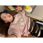 Esther Yang Instagram - 在有孩子之前， 我從沒想過需要動用醫療級儀器幫忙減脂緊實這回事， 只是生完已經一年多，肚子還是超大一顆， 二胎後肚皮超鬆，跟上面那層脂肪…. 即便縮小腹縮到快斷氣， 沒穿束腹，別人還是會不小心以為我又懷孕了， 忍住少吃，加上一週運動兩次， 擁有平坦的小腹，仍是媽媽遙不可及的夢想啊～～～～   所以我考慮了很久，還是去做了！   日前大家有看到我限動分享去 @louvre8890 做〈Emsculpt Neo熱磁減脂療程〉， 全都心癢癢的私訊問我，「到底效果如何？」 我很誠實地說，「本人非常滿意～」 跟一般居家用的EMS很不一樣， 它擁有歐盟CE、美國FDA 、台灣TFDA三大認證， 在全球已經超過1百萬人次使用， 是最新一代的雙科技熱磁結合技術， 用熱能破壞皮下脂肪細胞， 加上高強度的聚焦磁能， 去讓身體達到增肌、減脂加緊實的效果！   第一次做的時候， 就能明顯感受到肌肉深層的作用， 療程中腹肌整個不斷被拔起來， 因為還有熱能加持，做完肚子全！是！汗！ 哈哈哈哈不愧是連續2年榮獲全球醫美大賞的最佳體雕儀器， 媽媽完全驚呆了～ 😲   看著自己腰圍一次比一次小， 肚皮也變得緊實，真的很有成就感！ 另外有趣的是，教練竟然誇我運動時核心變穩定了， 像我這種體能低下、肌肉含量少的小弱腳， 運動經常還沒操到長到肌肉的部分就已經無力了， 可這個療程每次不過區區30分鐘， 就相當於幫我做了20,000次的仰臥起坐， 這強度絕對非我自己一般自主鍛鍊做得到的啊～～   後來每次去， 都請護理長幫我把level儘速催到90+， 實在一分一秒都不想浪費它的功效！🤣   @musoonclinic 的合作夥伴 @louvre8890 ， 除了有經過肥胖醫學會的減重門診醫生提供療程建議， 更有專業營養師給予飲食上的指引， 幫助產後婦女們讓身體由內而外的健康自信起來！💪🏻 #NEO熱磁減脂 ，可以說是今年我送給自己最好的禮物～   那天意外看到有人分享， 原來佛朗明哥紅鶴在餵養小紅鶴時， 自己粉紅色的毛會慢慢退色， 一旦那段日子結束， 毛的顏色又會再度長回來。 我是真心相信， Ladies, we’ll get our pink back! 🦩   #熱磁減脂 #emsculptneo #羅浮婦女診所 #原廠認證診所 #木生婦幼診所